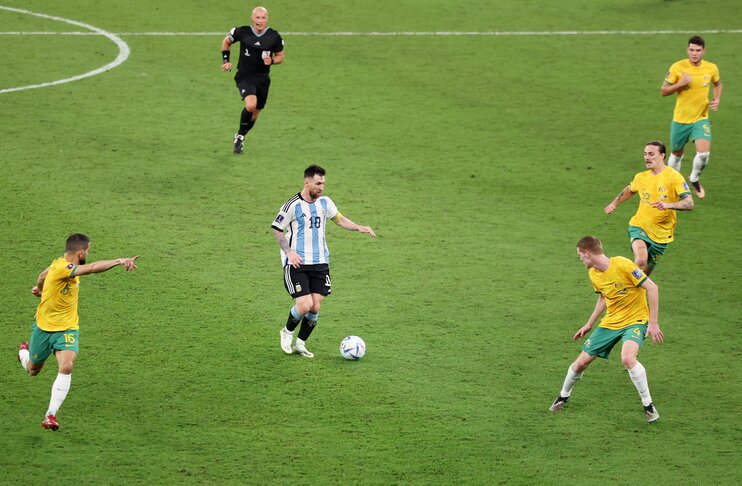 Messi's magic powers Argentina to breeze past Australia and into quarters