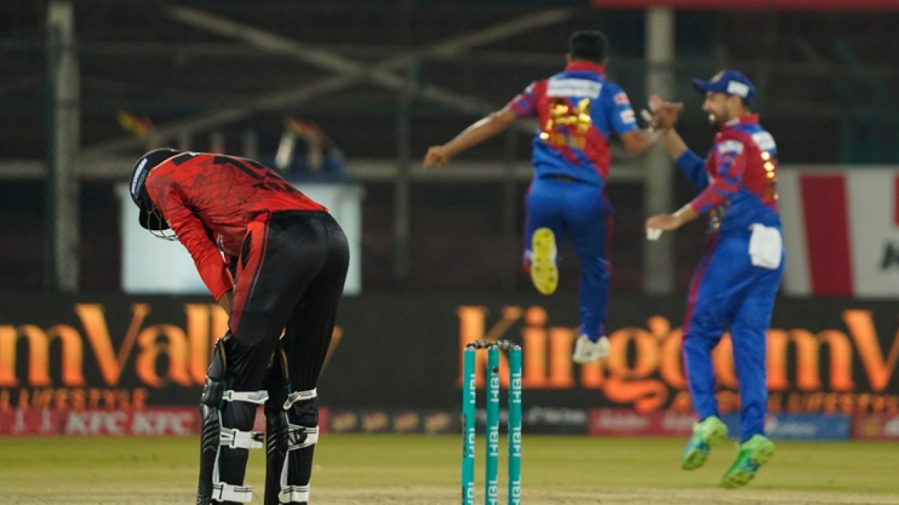 🔴Bowlers star as Kings restrict Qalandars to 70/2 in 10 Overs