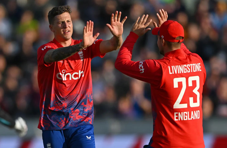 carse-strikes-on-debut-england-win-new-zealand-t20i