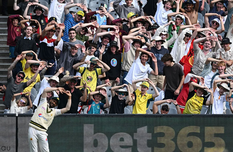 Hasan-Ali-dances-MCG-crowd-Pakistan-Australia-second-Test