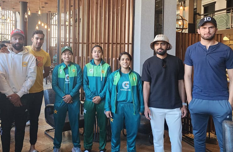 pakistan-mens-cricketers-meet-womens-team