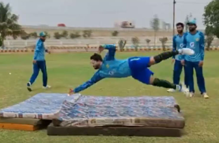 pakistan-players-undergo-fielding-drills-on-mattresses