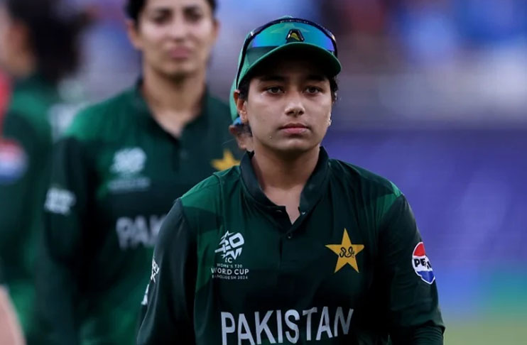 fatima-sana-to-return-back-home-due-to-her-fathers-demise-fatima-sana-joins-pakistan-womens-squad-for-new-zealand