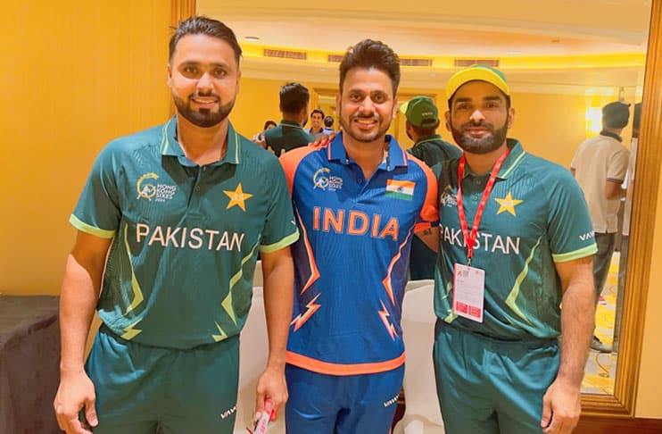 manoj-tiwary-shares-picture-with-pakistan-hong-kong-sixes