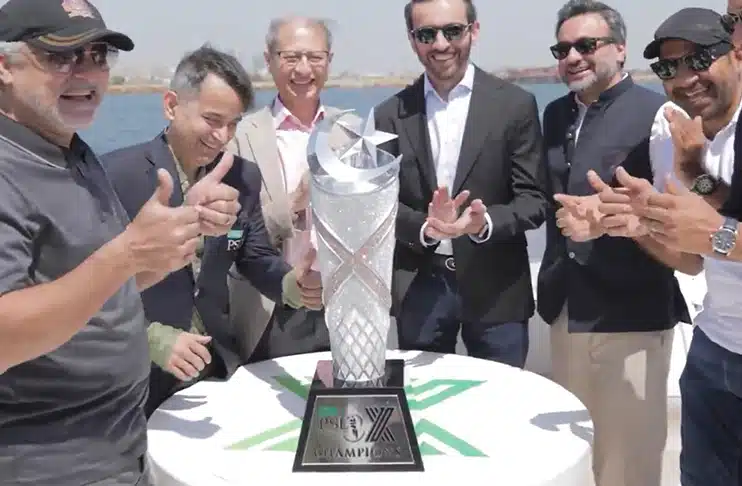 psl-10-trophy-unveiled-in-style-in-karachi-coastal-waters