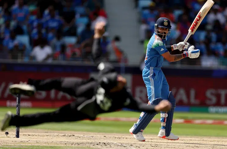 glenn-phillips-stuns-virat-kohli-with-one-handed-screamer-champions-trophy-india-newzealand